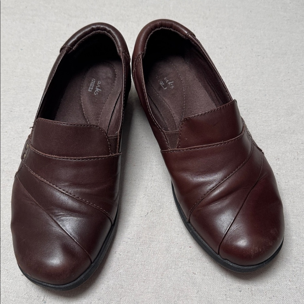 Clarks colección Lady’s Brown Leather Slip-On Shoes. Size  8W